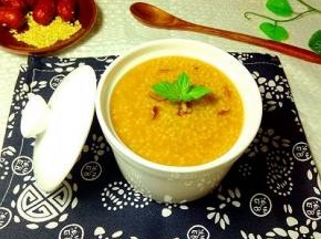 盛入粥碗中，开吃吧！小米粥养胃哦～