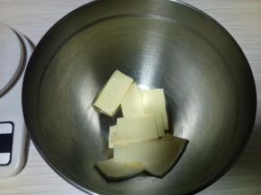 黄油室温软化至可以轻松用手指戳洞