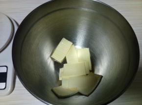 黄油室温软化至可以轻松用手指戳洞