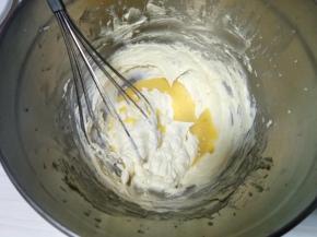 分三次加入蛋白，每加一次搅拌均匀再加下一次