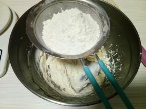 筛入低筋面粉