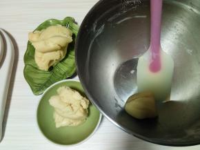 搅拌成无干粉的面团，注意手法，不要画圈搅拌，防止起筋