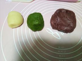 面团分成三份，比例为--红：绿：原色=5:3:2，然后分别加入红曲粉和大麦若叶粉揉匀进面团，我是不太喜欢抹茶味道，所以加的大麦若叶粉，喜欢抹茶味道的可以加抹茶粉，3克抹茶粉即可。