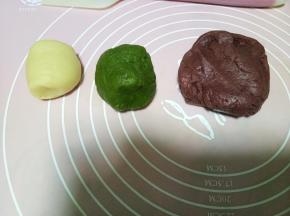 面团分成三份，比例为--红：绿：原色=5:3:2，然后分别加入红曲粉和大麦若叶粉揉匀进面团，我是不太喜欢抹茶味道，所以加的大麦若叶粉，喜欢抹茶味道的可以加抹茶粉，3克抹茶粉即可。