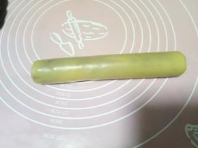 卷好如图。千万记得铺保鲜膜擀面片，不然特别难包裹，我就是轻敌了，导致卷面团十分费力。卷好放入冰箱冷冻15分钟。