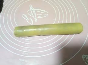 卷好如图。千万记得铺保鲜膜擀面片，不然特别难包裹，我就是轻敌了，导致卷面团十分费力。卷好放入冰箱冷冻15分钟。