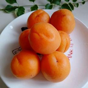 新鲜的杏，冷水冲洗，用盐水泡10分钟。