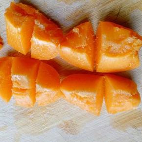 将去核的杏切小块。