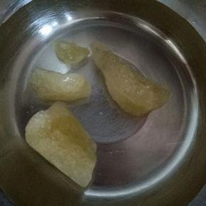 锅中加入清水，加入冰糖大火烧开，使冰糖融化。