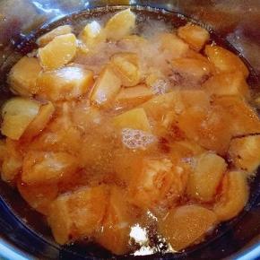 加入切好的杏，烧开后，转小火慢熬，过程中一定要保持小火，而且要不停的搅拌。