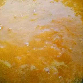 大约15分钟已经变黏稠，继续熬，用勺子不停的搅拌，熬至很黏稠，果酱状态即可。