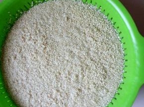 首先将芝麻清水冲洗，淋干水份。