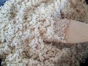 把洗过的芝麻放入平底锅中，中火翻炒，知道没有水份，注意: 需要不断的翻炒。