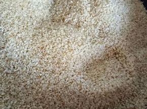 大约8分钟左右时水份几乎没有了，转为小火炒颜色变微黄。