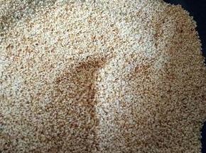 一定要不断的翻炒，不要炒糊，图中芝麻就炒熟了，整个过程中约20分钟。