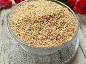 冷后装入密封罐，放入冰箱冷藏保存。