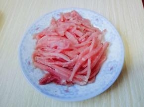 首先切肉片，再切肉丝。
