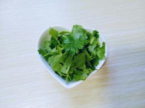 香菜去根，切段。