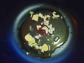 热锅冷油，加入葱姜蒜炒香。