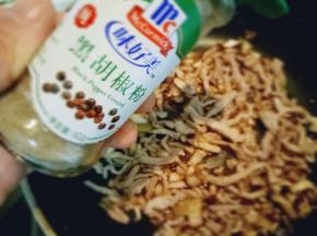 加入胡椒粉，(可以根据个人喜欢，不喜欢的不加也可以。)