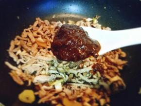 加入一勺豆瓣酱。翻炒均匀。