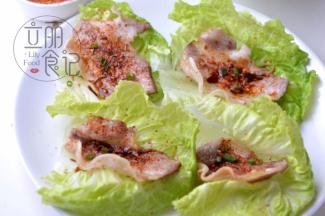 加入自制好的烤肉料，卷在生菜里即可