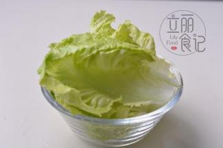 生菜用苏打粉加水洗净沥干水备用