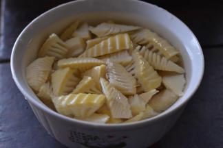 用冷水泡着，可以一次吃完，也可以加水放入冰箱冷藏保存