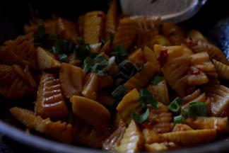 加入大蒜和葱末