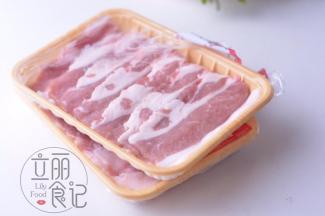 五花肉可以买超市里切好的，也可以买回整条的，洗净急冻一小时再切