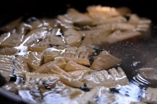 先用开水烫约3到5分钟，可以去掉本身的苦涩味。