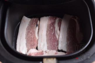 将无水的五花肉片直接放进空气炸锅里，210度十分钟