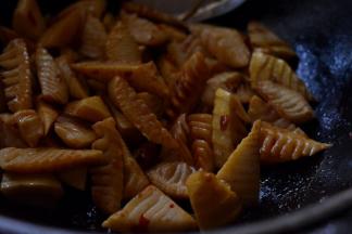 加入盐，生抽，剁椒继续翻炒，小火焖约5分钟