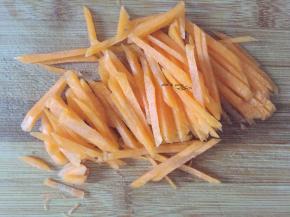 胡萝卜洗净去皮切丝