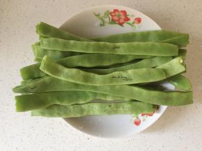刀豆拆去两头洗净