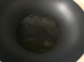 锅中少许油加热