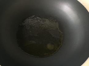 锅中少许油加热