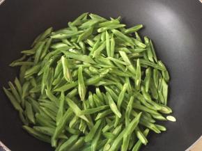 倒入刀豆翻炒片刻