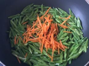加入胡萝卜丝翻炒