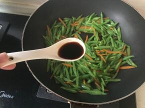 加入生抽炒匀