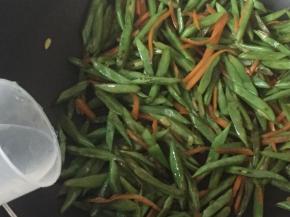 加少许水，盖锅盖焖几分钟即可。