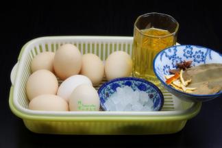 准备食材：土鸡蛋、啤酒、桂皮、花椒、陈皮、八角、香叶、冰糖、生抽、老抽、盐等食材；