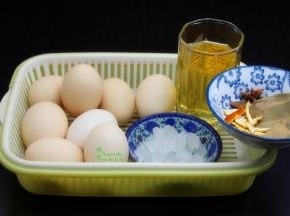 准备食材：土鸡蛋、啤酒、桂皮、花椒、陈皮、八角、香叶、冰糖、生抽、老抽、盐等食材；