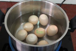 冷水下锅，把鸡蛋煮熟；
