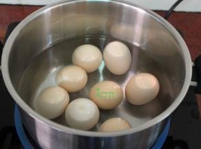 冷水下锅，把鸡蛋煮熟；