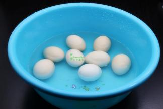 捞出鸡蛋过冷水；