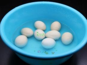 捞出鸡蛋过冷水；