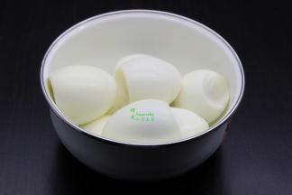 鸡蛋去壳，去鸡蛋膜；PS：去膜的鸡蛋更容易入味，虽然样子丑。