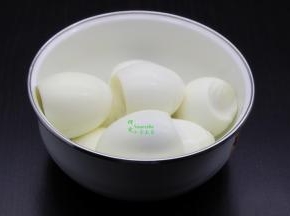 鸡蛋去壳，去鸡蛋膜；PS：去膜的鸡蛋更容易入味，虽然样子丑。