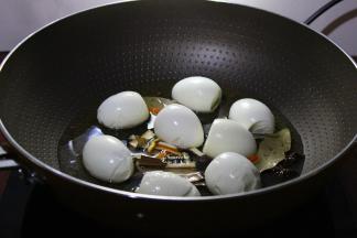 把去壳的鸡蛋下锅，倒入啤酒、桂皮、花椒、陈皮、八角、香叶、冰糖、生抽、老抽、盐等。